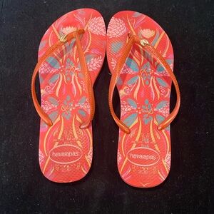 Havaianas flip flops, red with tropical pattern, size 11/12; 41-42